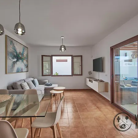 Villa Mauruuru - 10 Minutes Walking To Marina Rubicon, Heated Pool, Bbq & Office Space With Desk And High Speed Internet